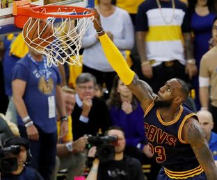 102-99. Hayward sufre una fractura y James lidera el triunfo inaugural de los Cavaliers 102-99. Hayward sufre una fractura y James lidera el triunfo inaugural de los Cavaliers