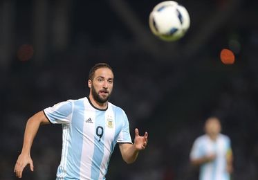 Batistuta defiende a Higuaín y lo pide en el Mundial junto a Icardi y Benedetto Batistuta defiende a Higuaín y lo pide en el Mundial junto a Icardi y Benedetto