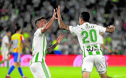 Camarasa y Tello celebran el momentáneo 3-4, logrado por el catalán, que llevaba la locura a un Benito Villamarín. Camarasa y Tello celebran el momentáneo 3-4, logrado por el catalán, que llevaba la locura a un Benito Villamarín.