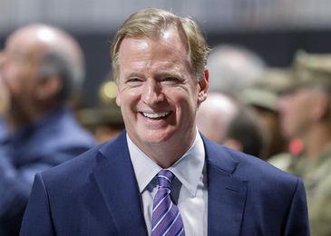 Los dueños consideran que los jugadores de la NFL "deberían" estar de pie durante el himno Los dueños consideran que los jugadores de la NFL "deberían" estar de pie durante el himno
