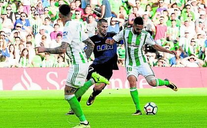 Ryad Boudebouz traza un gran pase a Tonny Sanabria en la recta final del Betis-Alavés. Ryad Boudebouz traza un gran pase a Tonny Sanabria en la recta final del Betis-Alavés.