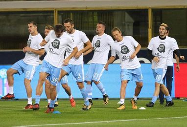 El Lazio sale a calentar con camisetas de Ana Frank contra el antisemitismo El Lazio sale a calentar con camisetas de Ana Frank contra el antisemitismo