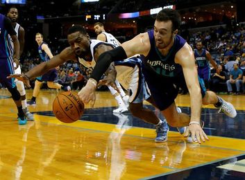 110-93. Kaminsky conduce la victoria de los Hornets 110-93. Kaminsky conduce la victoria de los Hornets