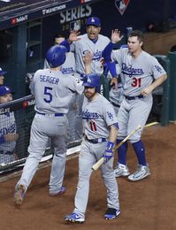 6-2. Pederson surge con un bate explosivo y los Dodgers destrozan a los Astros 6-2. Pederson surge con un bate explosivo y los Dodgers destrozan a los Astros