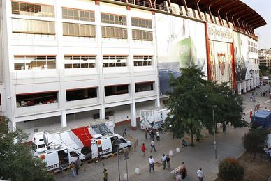 El Sevilla expedienta a cinco abonados por intentar revender su abono El Sevilla expedienta a cinco abonados por intentar revender su abono