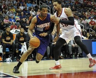 114-122. Booker anota 30 y los Suns logran primer triunfo como visitantes 114-122. Booker anota 30 y los Suns logran primer triunfo como visitantes