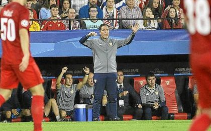 Berizzo, en la banda del Sánchez-Pizjuán. Berizzo, en la banda del Sánchez-Pizjuán.