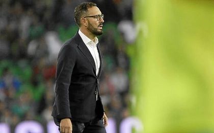 Bordalás, en la banda del Benito Villamarín. Bordalás, en la banda del Benito Villamarín.