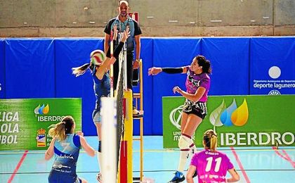 El Cajasol Juvasa, en el duelo frente a las líderes. El Cajasol Juvasa, en el duelo frente a las líderes.