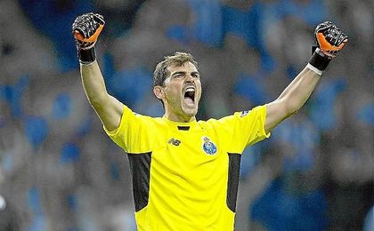 Casillas, celebrando un triunfo con el Oporto. Casillas, celebrando un triunfo con el Oporto.