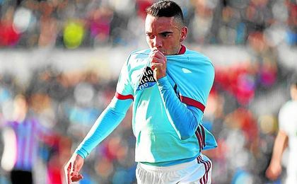 Aspas besa el escudo del Celta en la celebración de su primer gol ante el Athletic. Aspas besa el escudo del Celta en la celebración de su primer gol ante el Athletic.