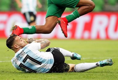 2-4. Argentina extrañó a Messi y sufrió un duro golpe ante Nigeria 2-4. Argentina extrañó a Messi y sufrió un duro golpe ante Nigeria