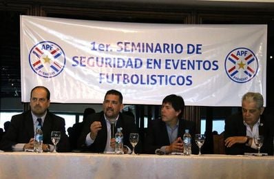 Autoridades paraguayas y argentinas debaten cómo erradicar la violencia de barras en el fútbol Autoridades paraguayas y argentinas debaten cómo erradicar la violencia de barras en el fútbol