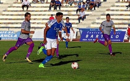 Chris Ramos conduce el esférico en un lance ante el Murcia Chris Ramos conduce el esférico en un lance ante el Murcia