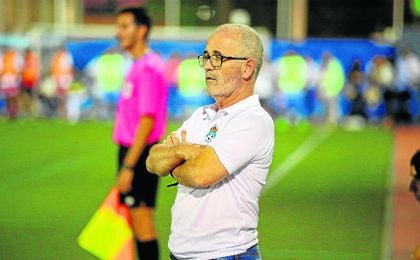 Eusebio Navarro, ya exentrenador del UP Viso, atento a sus jugadores en un encuentro. Eusebio Navarro, ya exentrenador del UP Viso, atento a sus jugadores en un encuentro.