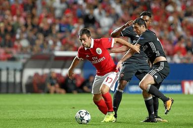 Zivkovic, durante un choque con la elástica del Benfica Zivkovic, durante un choque con la elástica del Benfica
