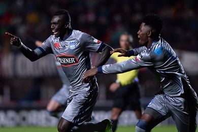 3-0. Emelec gana "clásico del Astillero" a Barcelona y se afianza en liderato 3-0. Emelec gana "clásico del Astillero" a Barcelona y se afianza en liderato