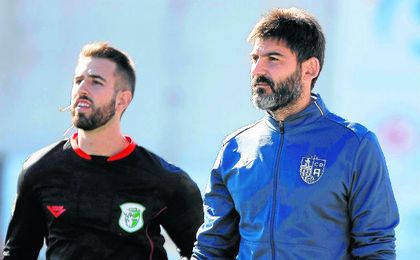 Pretende un medio y un punta Pretende un medio y un punta