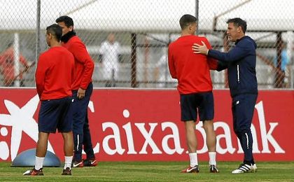 Berizzo conversa con Lenglet en el entrenamiento de hoy. Berizzo conversa con Lenglet en el entrenamiento de hoy.