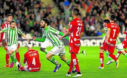Jorge Molina abrió el camino del triunfo en la última visita del Girona al Villamarín, con ambos en Segunda división. Jorge Molina abrió el camino del triunfo en la última visita del Girona al Villamarín, con ambos en Segunda división.