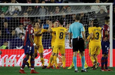 Real Madrid reanuda la pelea con apuros y el Atlético con goleada Real Madrid reanuda la pelea con apuros y el Atlético con goleada