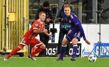 Teodorczyk presiona a un jugador del Bayern en el partido de Champions. Teodorczyk presiona a un jugador del Bayern en el partido de Champions.