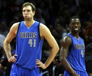97-81. Nowitzki guía a los Mavericks en duelo de equipos de fondo 97-81. Nowitzki guía a los Mavericks en duelo de equipos de fondo