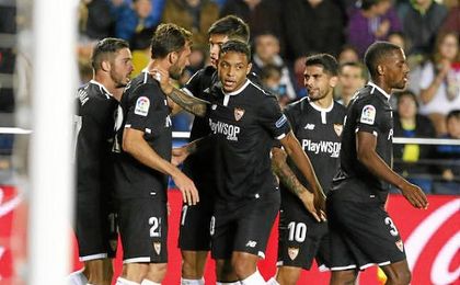 Correa felicita a Franco Vázquez tras su gol. Correa felicita a Franco Vázquez tras su gol.