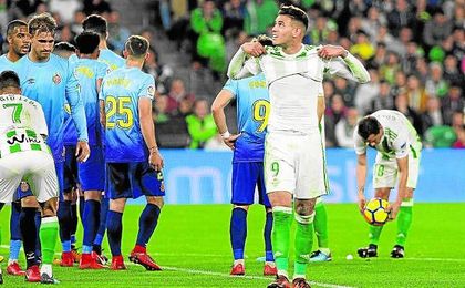 Sanabria mira al marcador antes de que Guardado lanzara su falta que acabó en gol. Sanabria mira al marcador antes de que Guardado lanzara su falta que acabó en gol.
