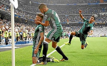 Dos emisarios de Green Earth disfrutaron de la victoria bética en el Bernabéu. Dos emisarios de Green Earth disfrutaron de la victoria bética en el Bernabéu.