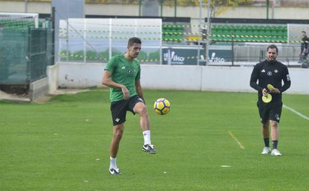 Feddal saltó al césped una vez concluyó el entrenamiento y se atrevió a tocar balón. Feddal saltó al césped una vez concluyó el entrenamiento y se atrevió a tocar balón.