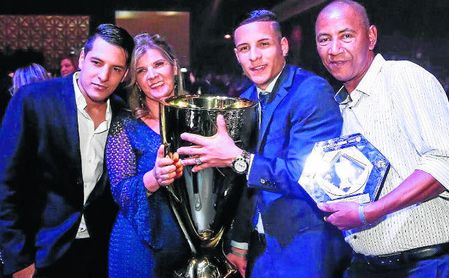 Cintia, la madre de Arana: "Está listo para jugar en el Sevilla" Cintia, la madre de Arana: "Está listo para jugar en el Sevilla"