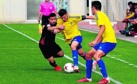 Lúa en un lance ante el Cádiz B; el coronileño está sancionado esta jornada. Lúa en un lance ante el Cádiz B; el coronileño está sancionado esta jornada.