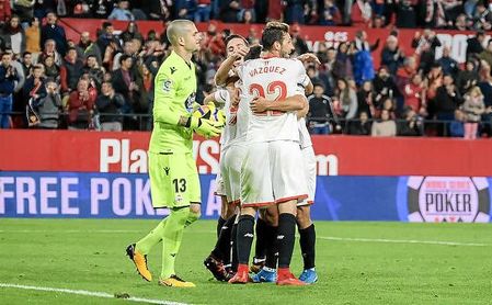 Los jugadores del Sevilla celebran el gol de Ben Yedder. Los jugadores del Sevilla celebran el gol de Ben Yedder.