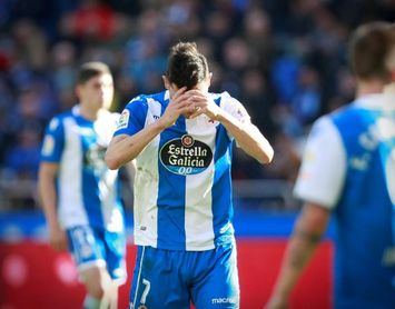 Lucas Pérez: "Si empezamos a pensar en los de abajo, mal vamos" Lucas Pérez: "Si empezamos a pensar en los de abajo, mal vamos"