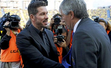 Setién estrecha la mano de Simeone, en un Las Palmas-Atlético de la 16/17 y asevera: "Te respeto, pero no me gusta como juegas". Setién estrecha la mano de Simeone, en un Las Palmas-Atlético de la 16/17 y asevera: "Te respeto, pero no me gusta como juegas".