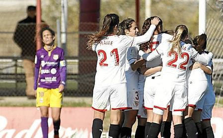 Las jugadores del Sevilla celebran el gol de Jenni Morilla. Las jugadores del Sevilla celebran el gol de Jenni Morilla.