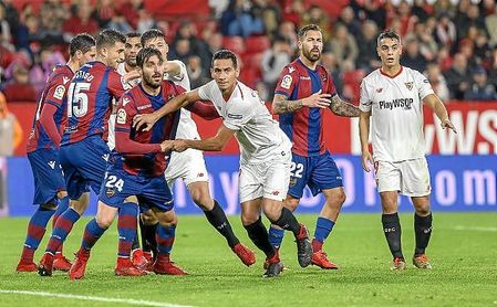Imagen del partido entre el Sevilla y el Levante. Imagen del partido entre el Sevilla y el Levante.