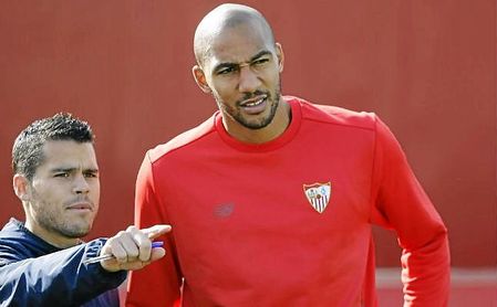 Nzonzi recibe unas instrucciones en un entrenamiento. Nzonzi recibe unas instrucciones en un entrenamiento.