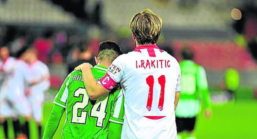 Rakitic y Rubén Castro. Rakitic y Rubén Castro.
