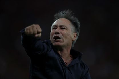 Ariel Holan cambió su decisión y continuará al frente de Independiente Ariel Holan cambió su decisión y continuará al frente de Independiente