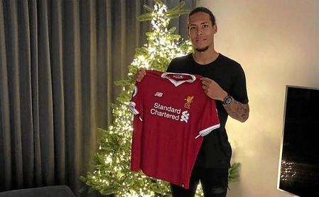 Van Dijk posa con la camiseta del Liverpool. Van Dijk posa con la camiseta del Liverpool.