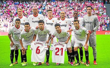 Once inicial del Sevilla en su visita a San Mamés, el pasado 14 de octubre de 2017, en la que posa con las camisetas de Carriço y Pareja. Once inicial del Sevilla en su visita a San Mamés, el pasado 14 de octubre de 2017, en la que posa con las camisetas de Carriço y Pareja.
