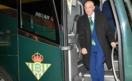 Serra Ferrer, a su llegada al Sánchez-Pizjuán antes de jugarse el derbi. Serra Ferrer, a su llegada al Sánchez-Pizjuán antes de jugarse el derbi.