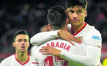 Ben Yedder y Correa celebran un tanto con el Sevilla. Ben Yedder y Correa celebran un tanto con el Sevilla.