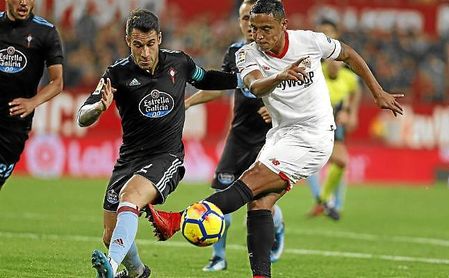 Hugo Mallo tapona un disparo de Muriel en el Sevilla-Celta de Liga. Hugo Mallo tapona un disparo de Muriel en el Sevilla-Celta de Liga.