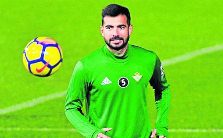 Jordi Amat trata de dejar atrás sus molestias y ser de la partida ante el Leganés. Jordi Amat trata de dejar atrás sus molestias y ser de la partida ante el Leganés.