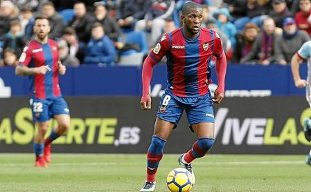Lerma controla el balón en el partido ante el Celta. Lerma controla el balón en el partido ante el Celta.