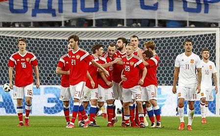Smolov, a quien felicitan sus compañeros tras marcar un gol, brilló con Rusia ante España. Smolov, a quien felicitan sus compañeros tras marcar un gol, brilló con Rusia ante España.