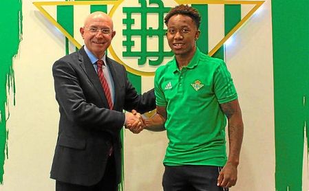 Quintero, junto a Serra Ferrer tras firmar su cesión. Quintero, junto a Serra Ferrer tras firmar su cesión.